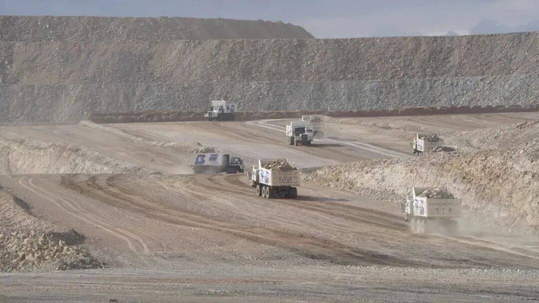 伯鐳科技 超500臺純電無人礦卡落地，首創“雙無人”模式引領礦山智能化變革